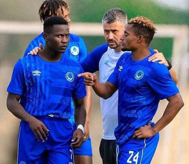 أجانب الهلال